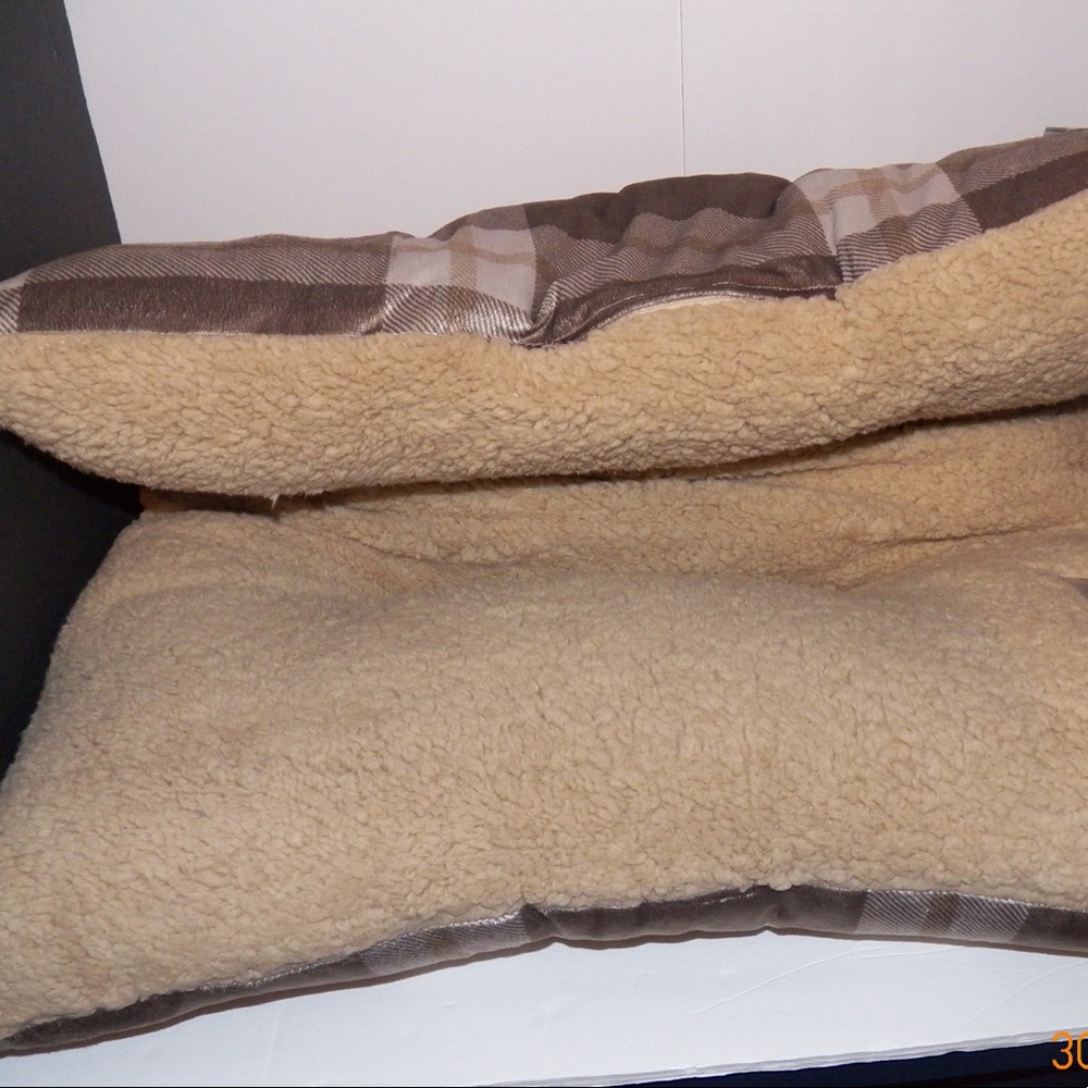 Arlee plush dog bed